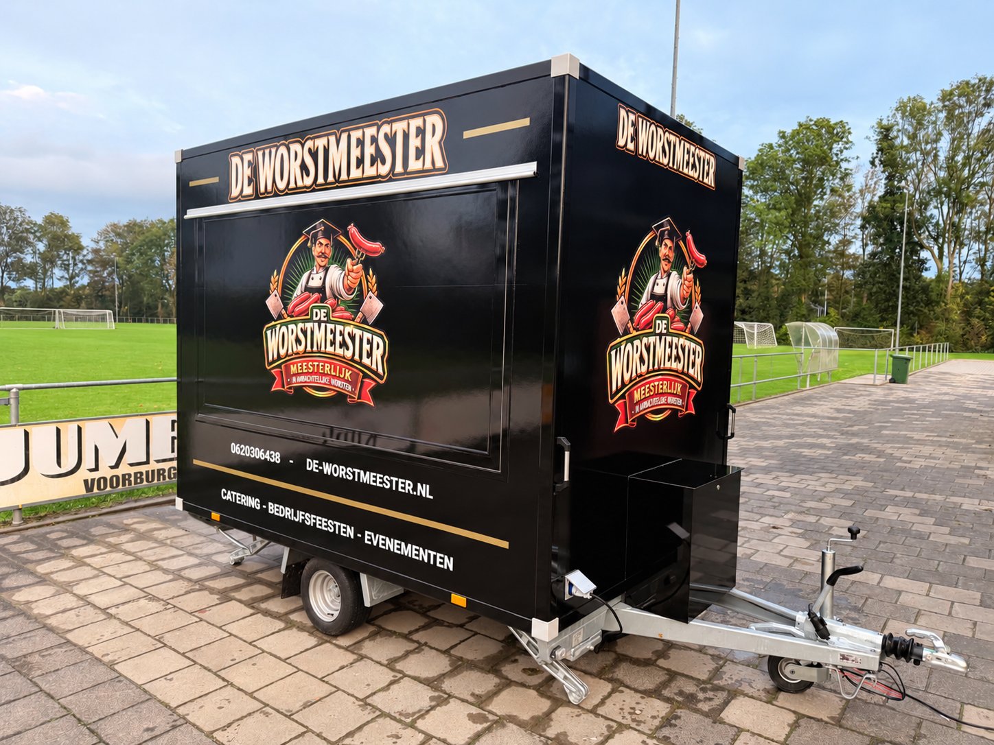 De gewrapte foodtruck van De Worstmeester bij het voetbalveld van v.v. Wilhelmus