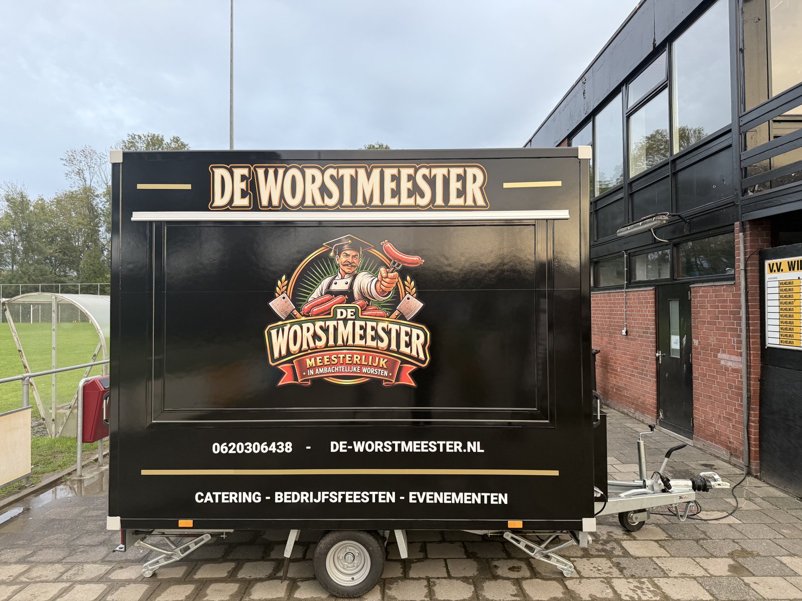 De gewrapte foodtruck van De Worstmeester, zijaanzicht bij de eerste standplaats